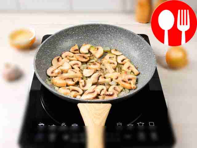 - Всыпьте в сковороду шампиньоны и обжаривайте...