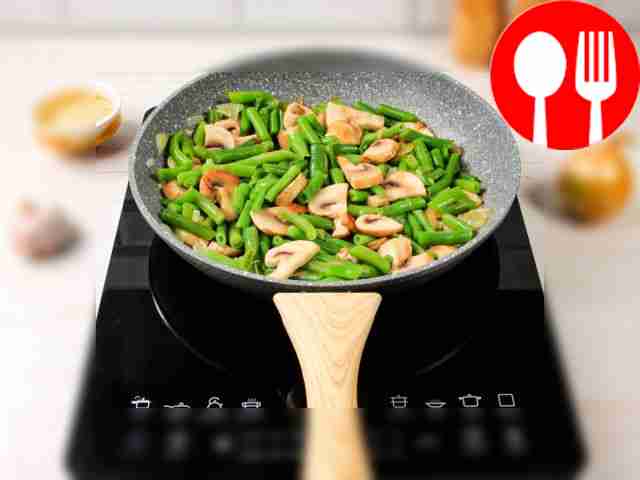 Всыпьте стручковую фасоль и обжаривайте всё...