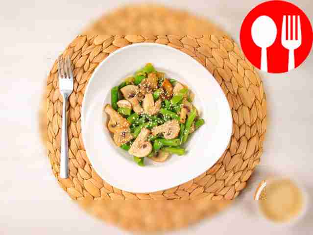 Украсьте готовый салат семенами кунжута....