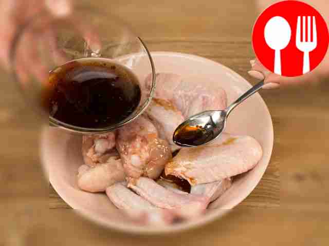 Соедините соевый соус, мёд и растительное...