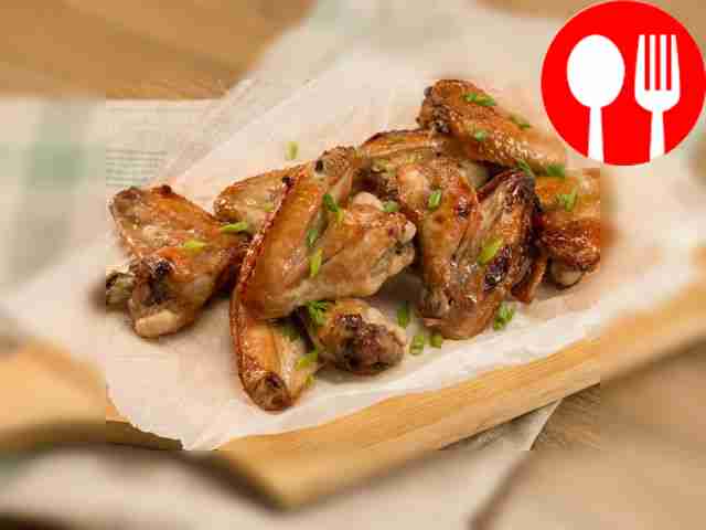 Выпекайте крылышки 15 минут, затем переверните...