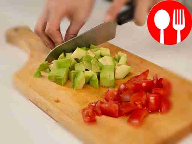 Снимите кожуру с авокадо и очистите чеснок....