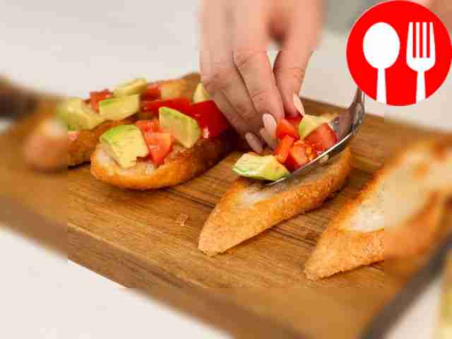 Смешайте томаты с авокадо, добавьте лимонный...