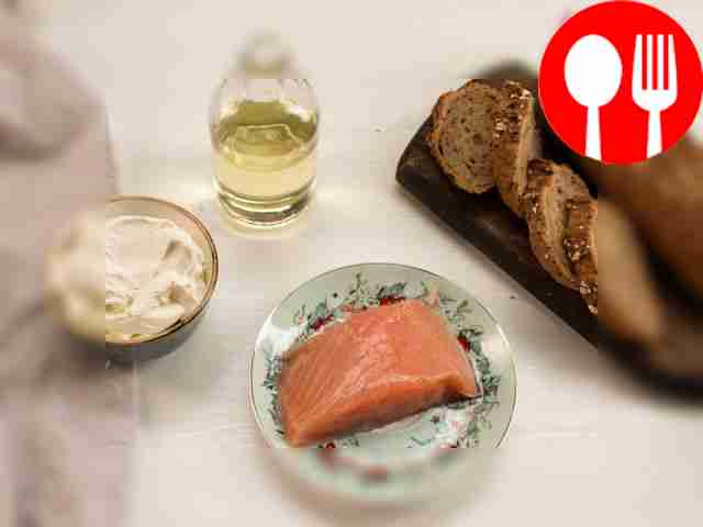 Порежьте семгу на тонкие пластинки.