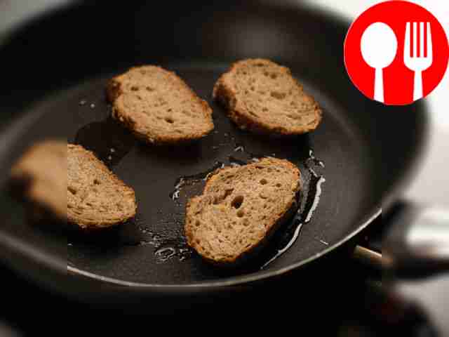 Обжарьте хлеб на сковороде с разогретым маслом...