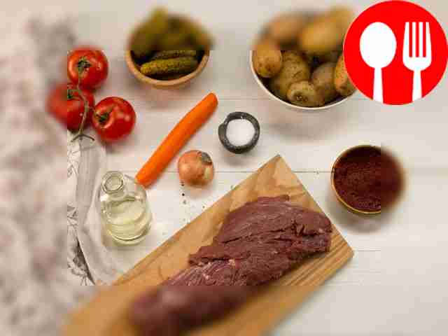 Говядину, лук и огурцы нашинкуйте тонкой...