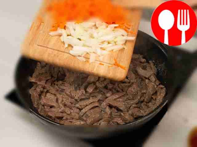 В разогретой сковороде с частью масла,...