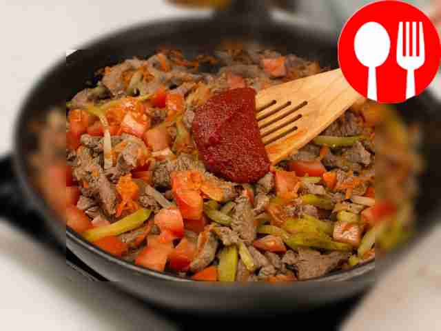 - Выложите в сковороду огурцы с помидорами,...