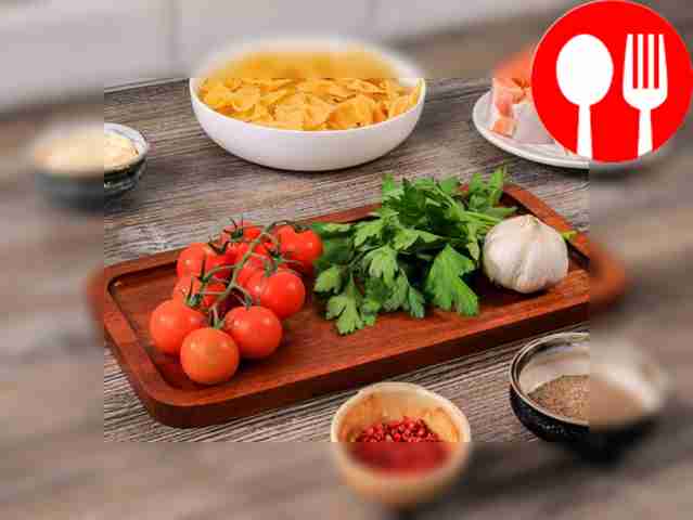 Промойте филе лосося и обсушите его бумажным...