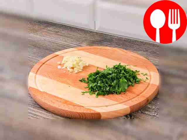 Мелко нарежьте петрушку и чеснок.