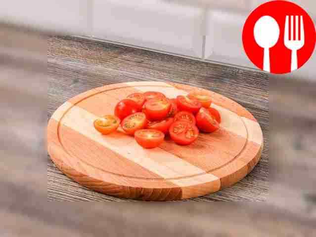 Нарежьте черри пополам.