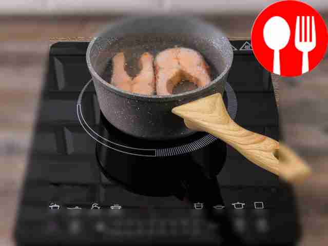 Как только вода в сотейнике закипит, опустите...