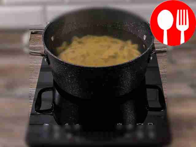 Доведите воду в большой кастрюле до кипения,...