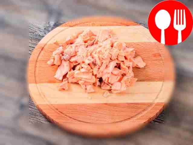 Слегка остудите сваренную рыбу и аккуратно...