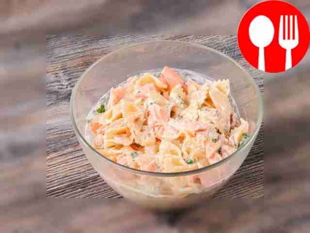 К пасте добавьте плавленый сыр, рубленую...