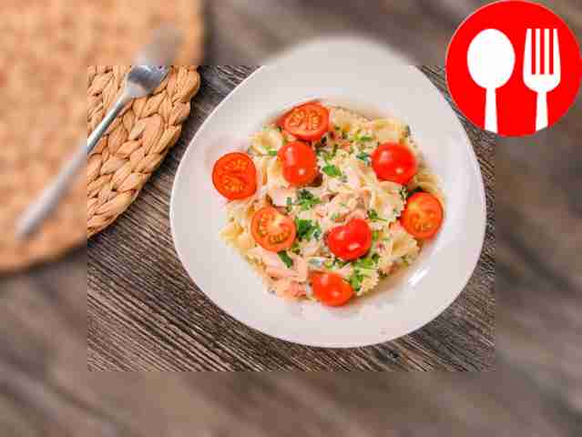 - Украсьте готовую пасту помидорами черри....