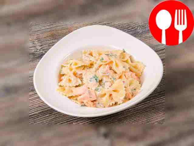 Фарфалле с красной рыбой