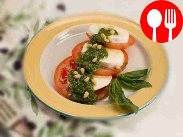 Капрезе с соусом песто