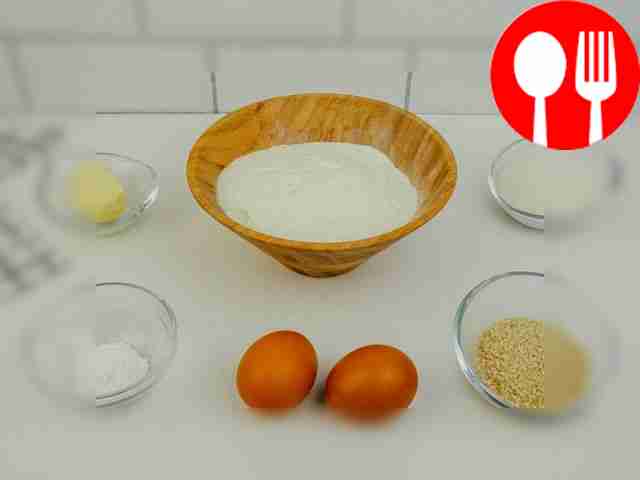 Заранее выньте масло и яйца из холодильника.