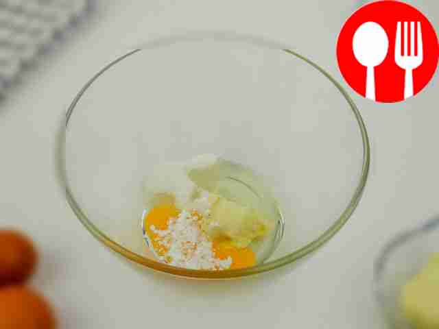 В миске соедините яйца с маслом, затем...