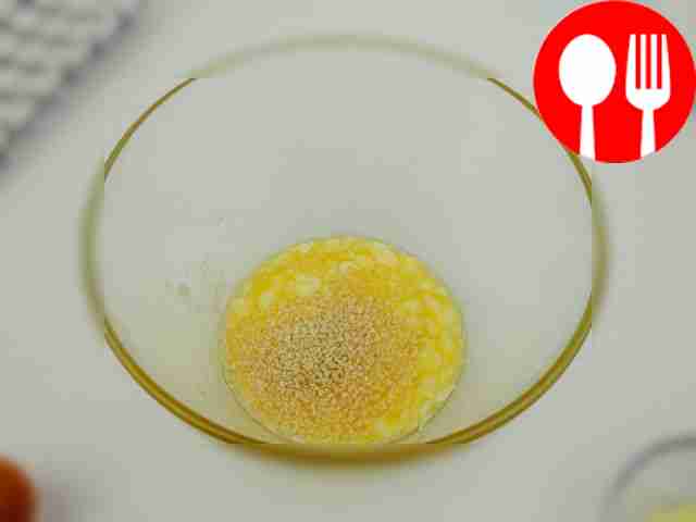 Всыпьте кунжут и тщательно перемешайте.