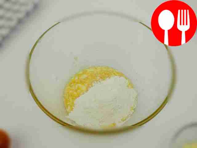 Подмешайте муку. Тесто должно получиться...