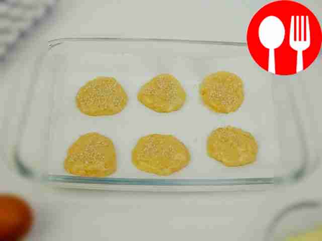 Выстелите форму пергаментной бумагой,...