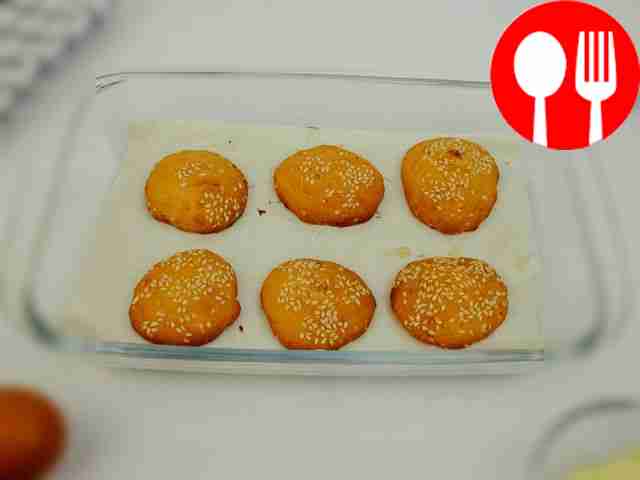 Разогрейте духовку до 180 °C и выпекайте 10–15 минут.