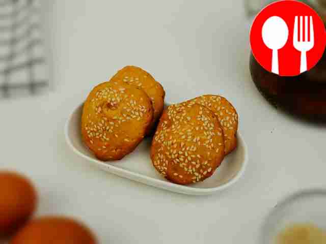 Растопите немного мёда и полейте им печенье.