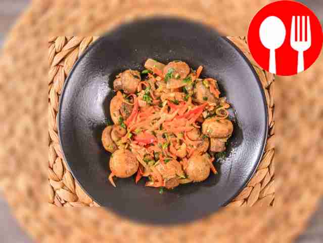 Шампиньоны по-корейски с морковью