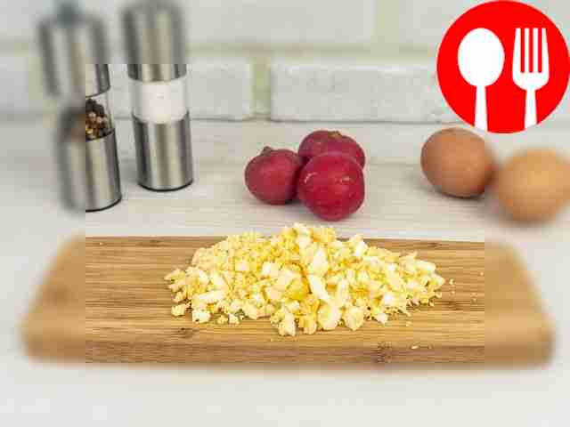 Отварные яйца очистите от скорлупы и нарежьте...