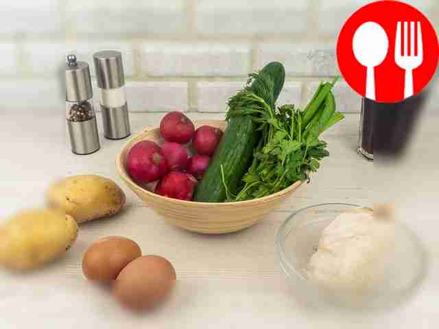 Отварите куриное филе, а остальные продукты...