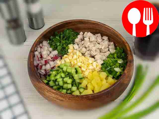 Сложите все нарезанные ингредиенты в большую...