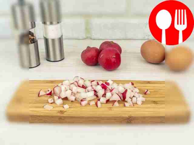 Порежьте редис на мелкие кубики.