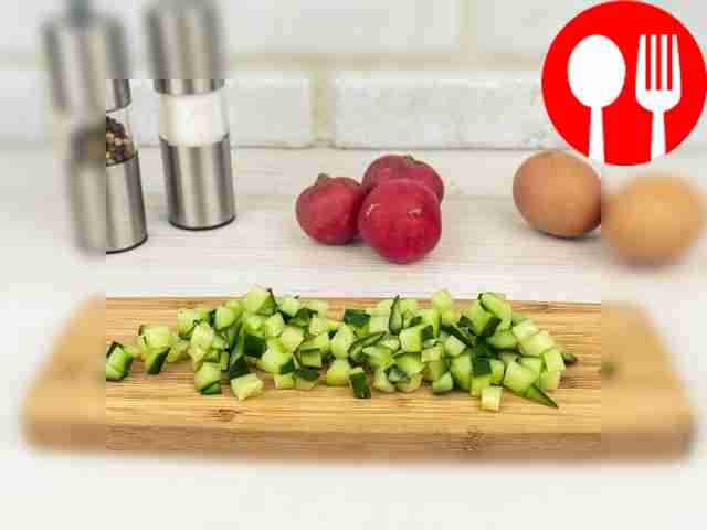 Огурец нарежьте такими же кубиками.