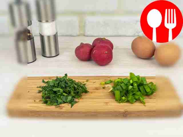 - Мелко нарубите зелень.
- Порежьте зелень как...