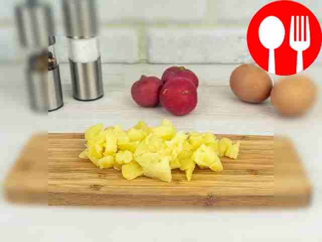 Варёный картофель нарежьте небольшими кубиками.