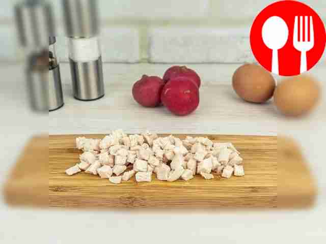 Также нарежьте отварное мясо птицы кубиками.