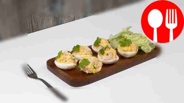 Яйца, фаршированные ветчиной и сыром