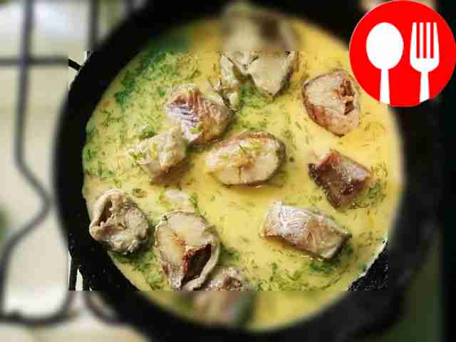 Приготовьте яичную смесь: взбейте яйца с...