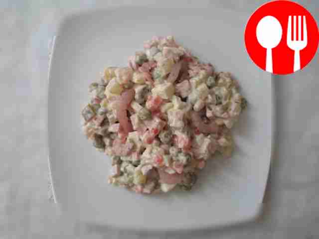 Салат с маринованными огурцами, креветками и красной икрой