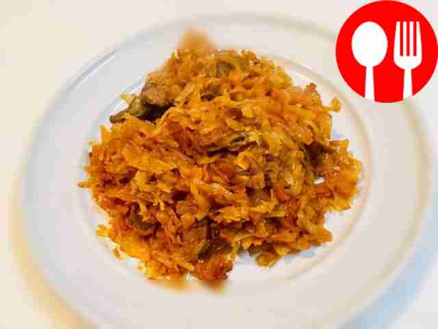 Ароматная капуста, тушенная с куриными сердечками