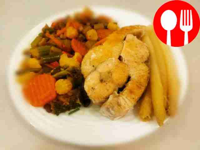 Сочное филе лосося с брюссельской капустой, морковью и болгарским перцем