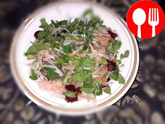 Витаминный салат из квашеной капусты с петрушкой и клюквой