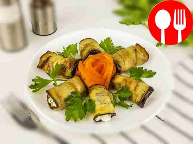 Рулет из баклажанов с творогом и чесноком