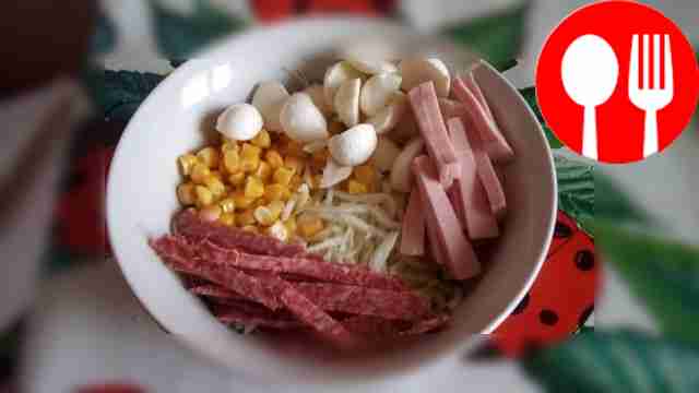 Салат с двумя видами колбас из свежей капусты и моцареллы