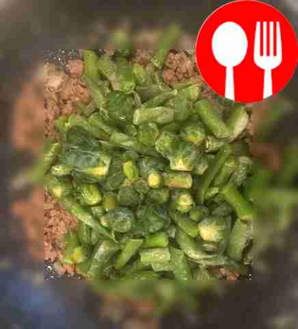 Выложите замороженные овощи, перемешайте и...