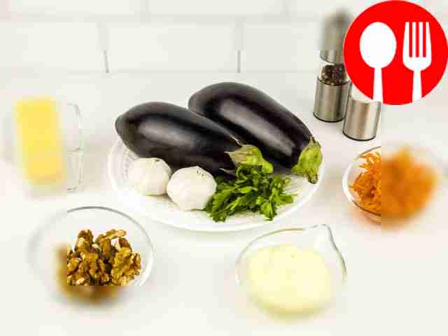 Помойте зелень и баклажаны.