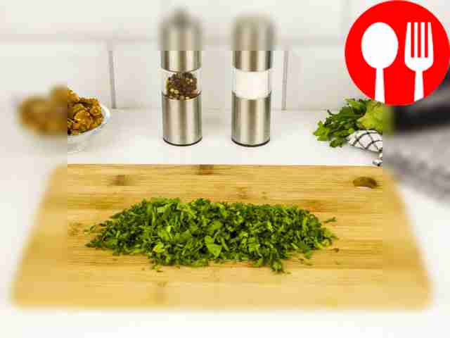 Пока баклажаны солятся, измельчите орехи,...