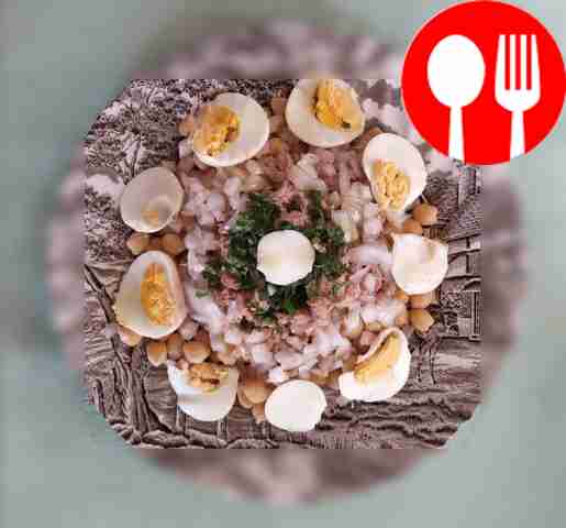 Салат с нутом и тунцом